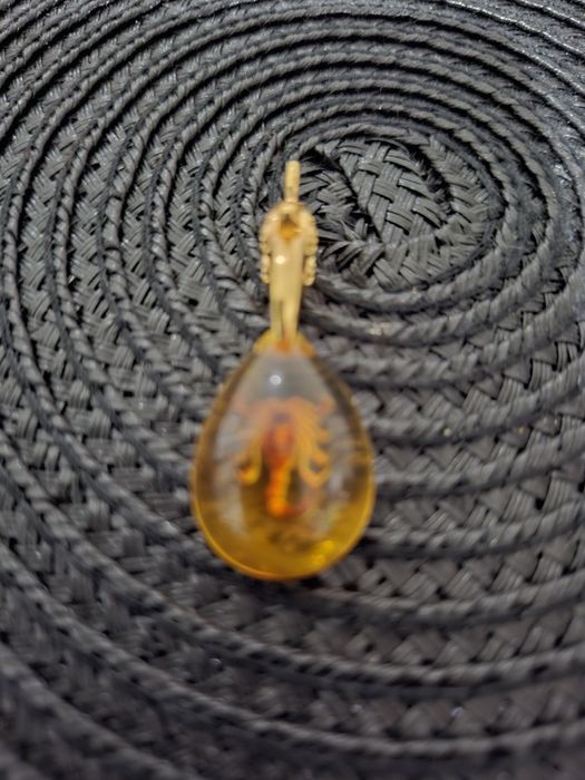 Pandant chihlimbar scorpion lungime 4 cm