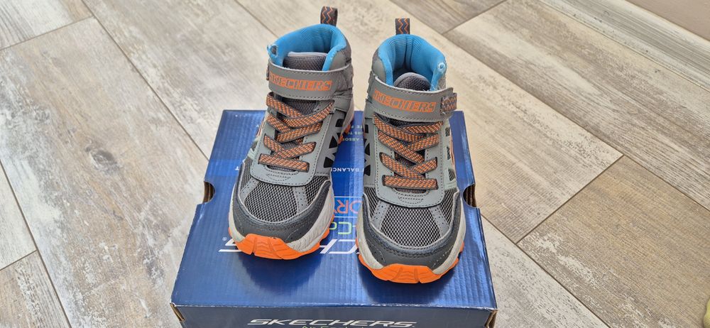 Продавам детски боти Skechers размер 28