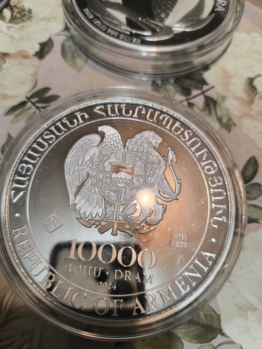 Сребърни монети 1 кг и по 1 унция