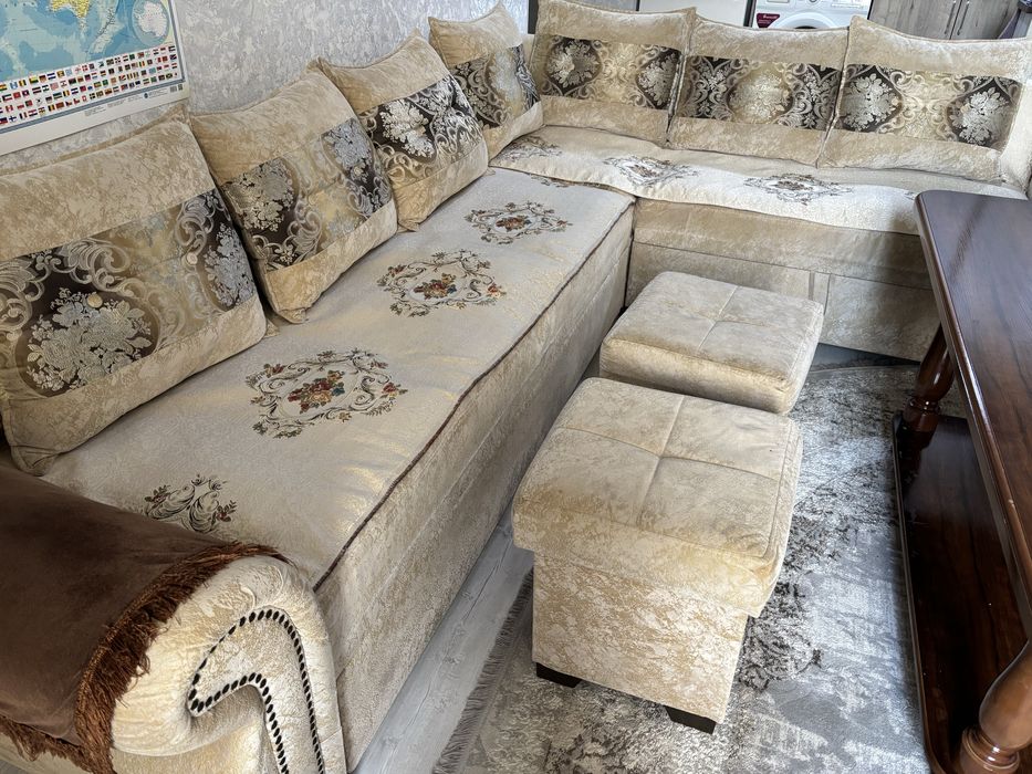 Диван и журнальный стол