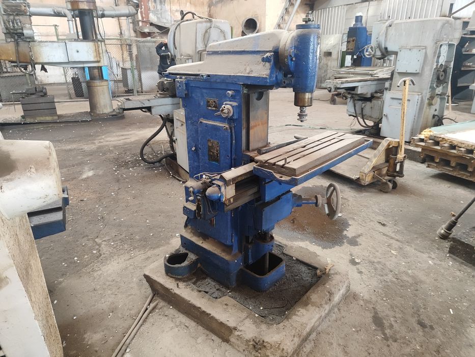 Продам вертикально фрезерный станок СФ 676