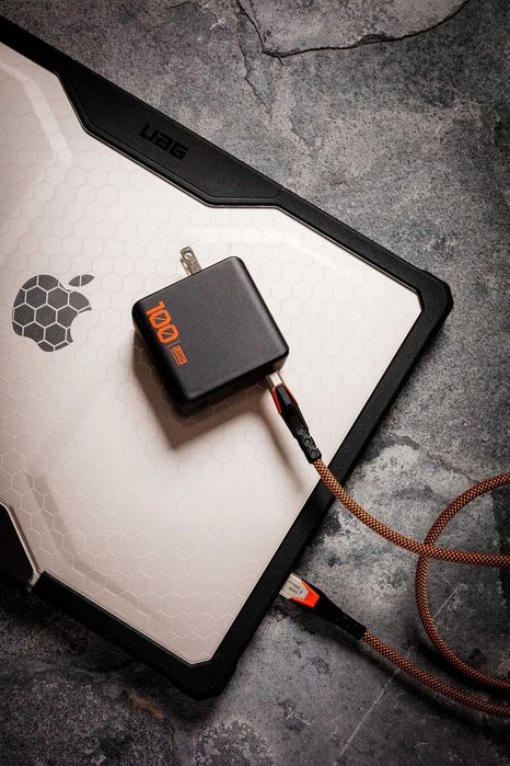 URBAN ARMOR GEAR UAG SRG 100W GaN 3-портово зарядно универсален щепсел