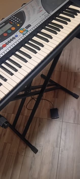 Vând orgă Yamaha psr240
