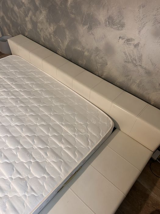 Vand pat tapitat piele ecologica 160 x 200 cm +saltea+2 noptiere