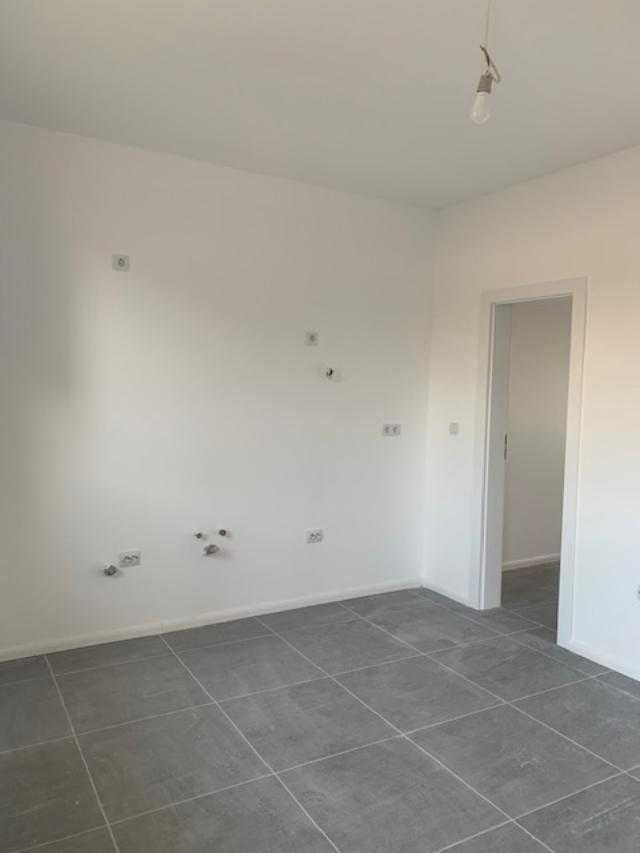 Vand 1/2 duplex ,  str.S.Barnutiu . cartier nou