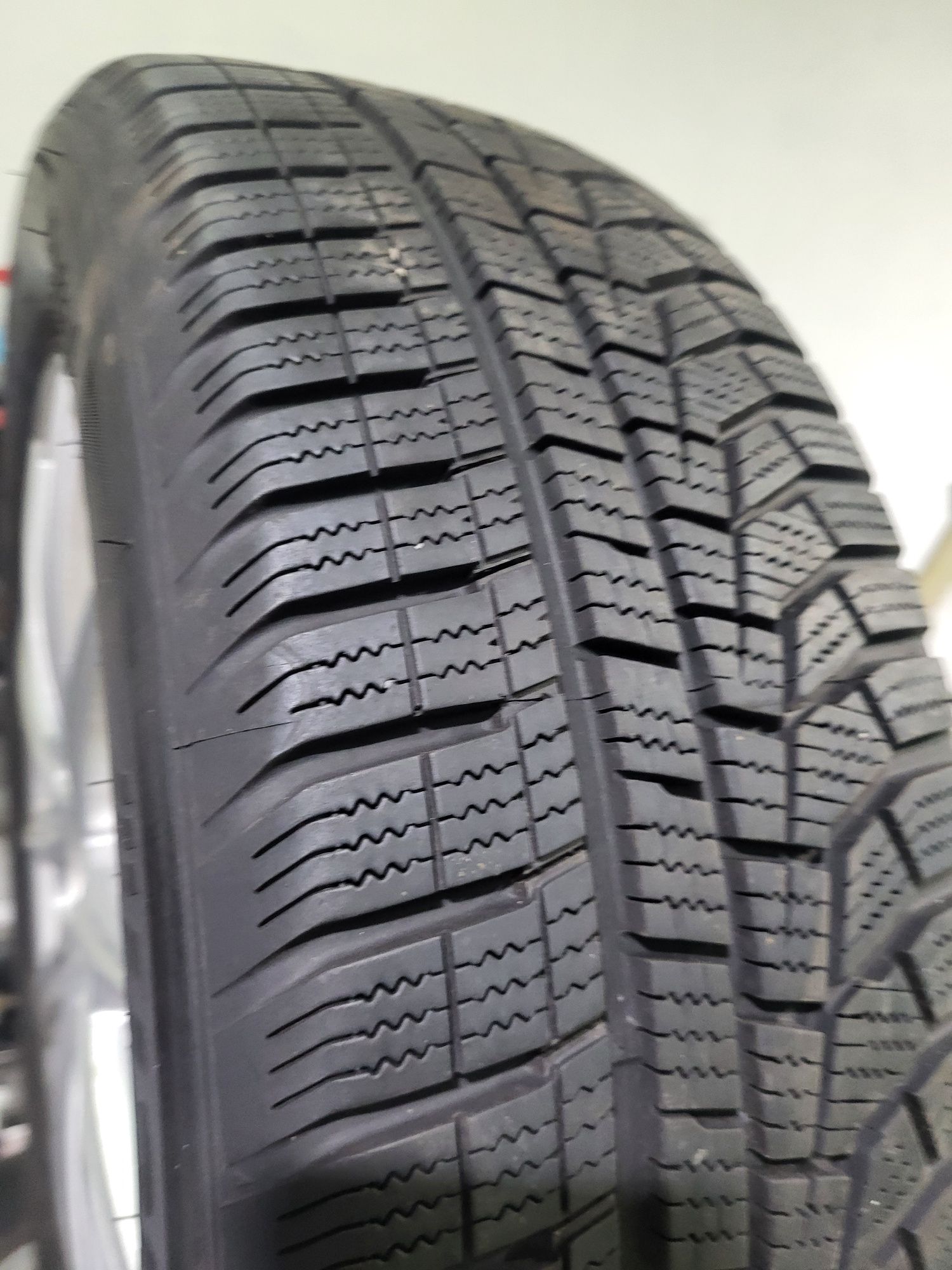 2 бр зимни 205/60/16 Hankook