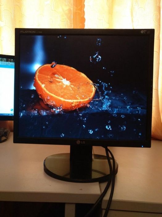LG manitor rangi qora