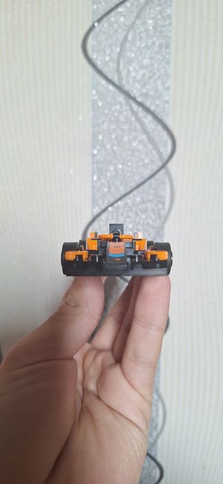 Продам набор Lego с болидом формулы-1 McLaren