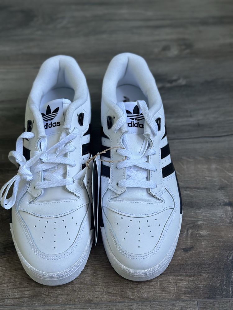 Чисто нови маратонки Adidas Rivalry Low !! Естествена кожа ! 41 1/3