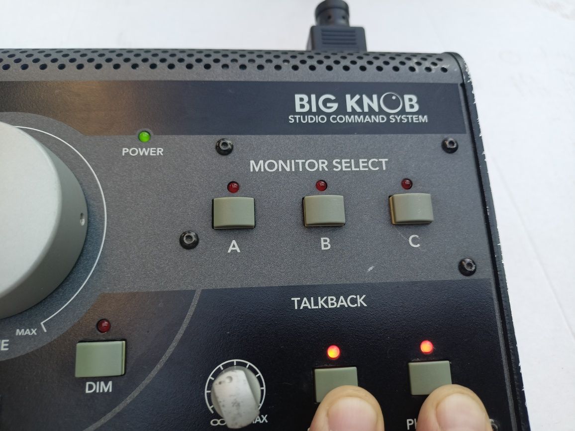 Mackie Big Knob, studio controler 16 canale