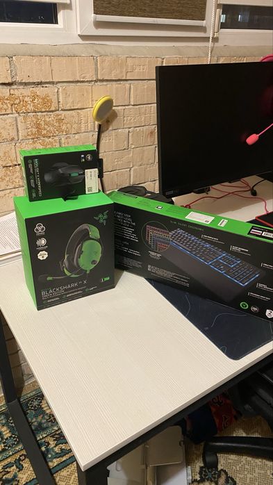 Полный сэтап от RAZER клавиатура, мышка безпровадная, и наушники