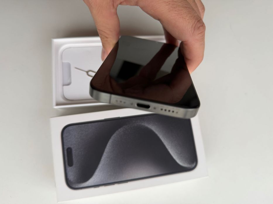 Iphone 15pro Black Titan 256gb 1 год. гаранция като нов!