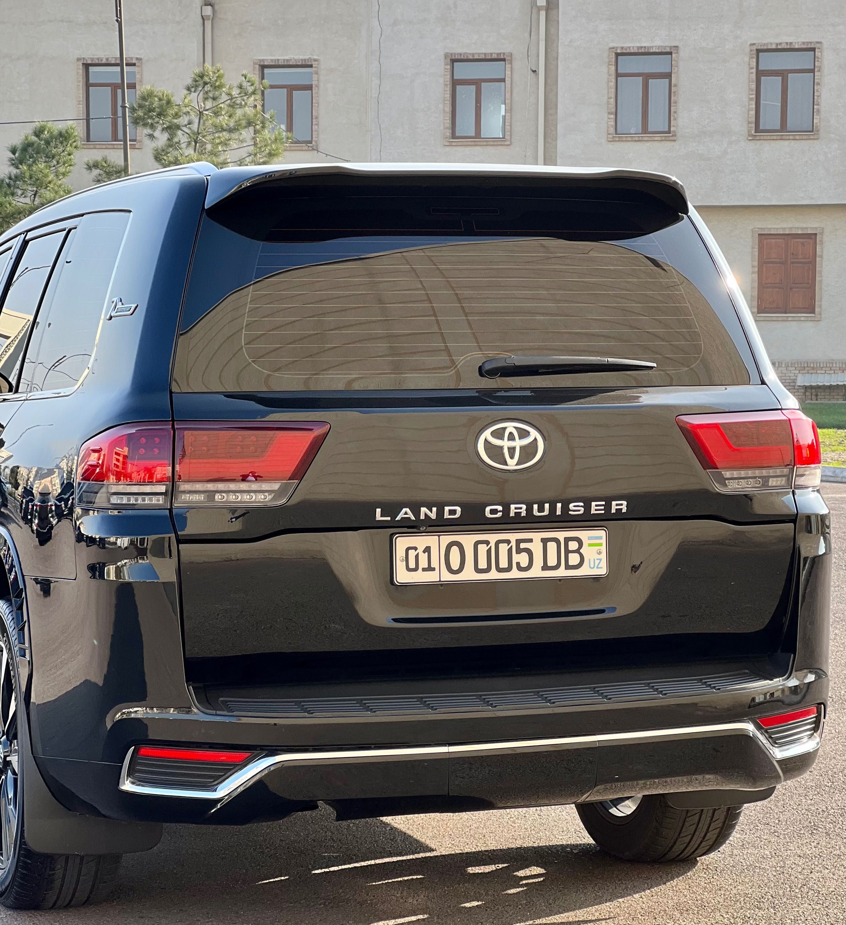 Toyota land cruiser 300 srochna sotiladi..