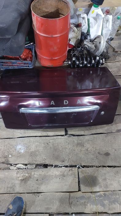 Продам заднюю крышку багажника на приору