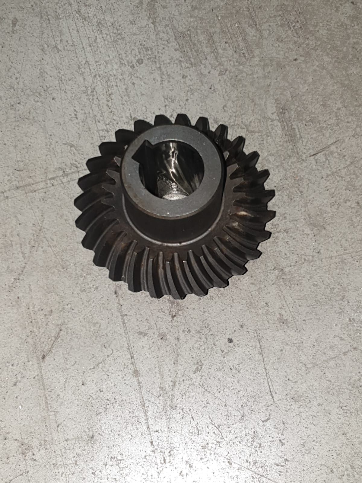 Pinion elicoidal cositoare