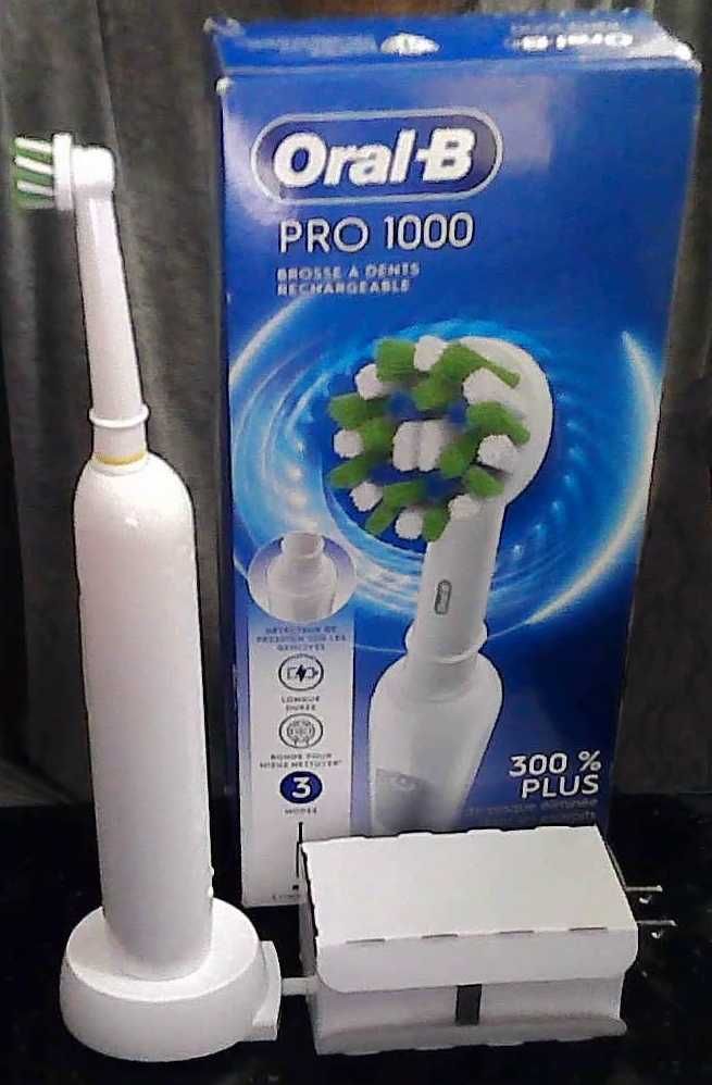 Электрическая аккумуляторная зубная щетка Oral-B Pro 1000, белая