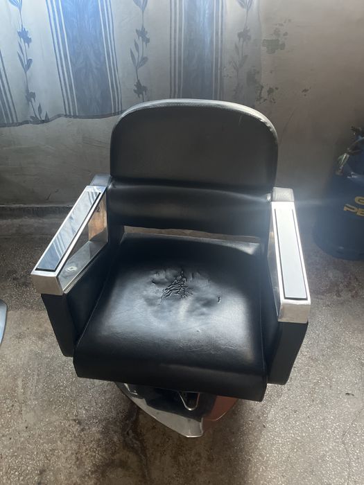 Scaun pentru frizerie complet functional