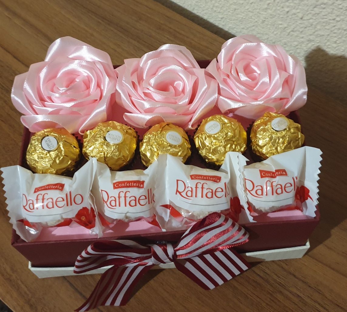 Cadouri cu trandafiri si  Raffaello sau Ferrero Rocher persoanele drag