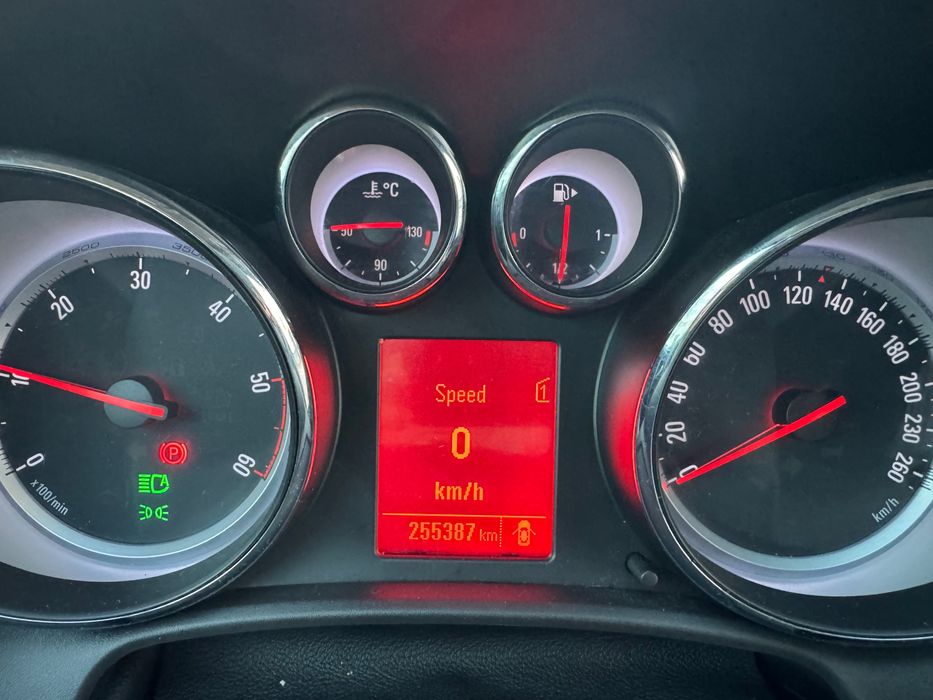 Opel Astra J 2012. Mașina se află în Germania