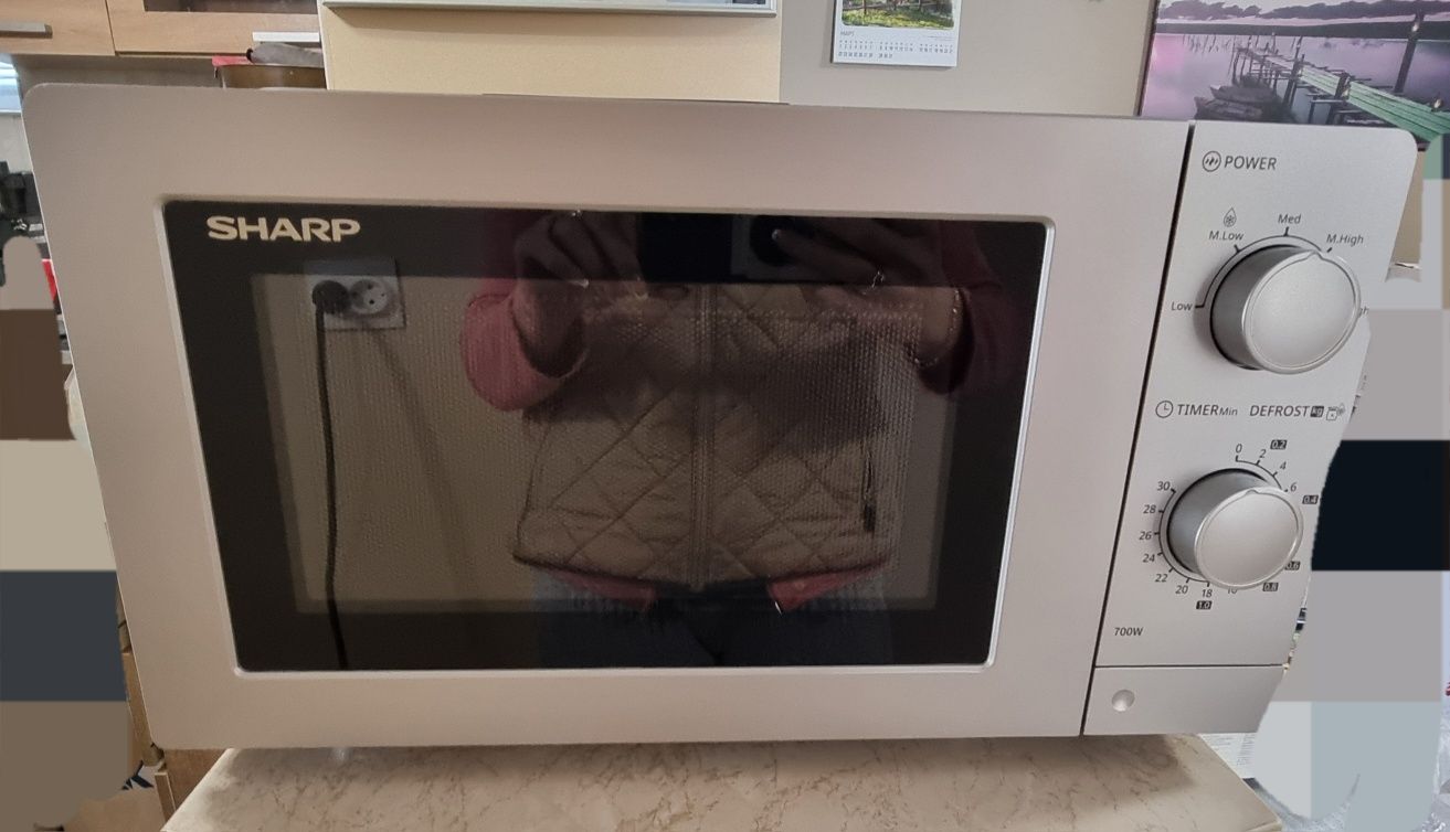 Микровълнова Sharp 18L 700w за части
