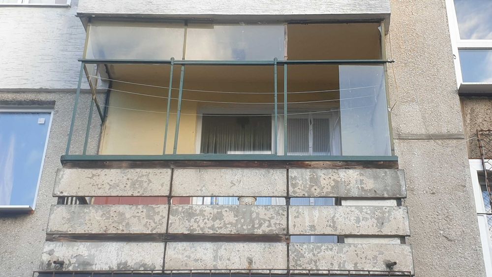 Стъклар на адрес в София.