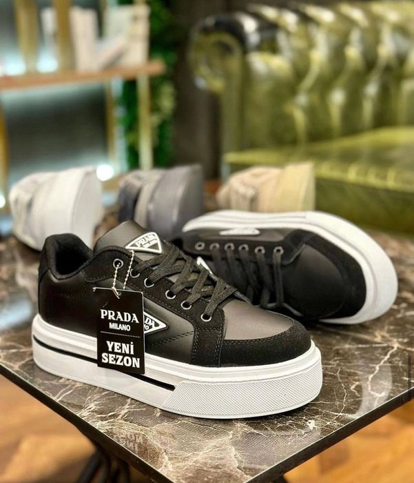 Încălțăminte Prada superbi certificat și saculet