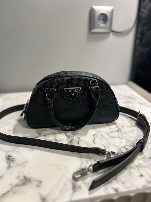 Черна чанта GUESS
