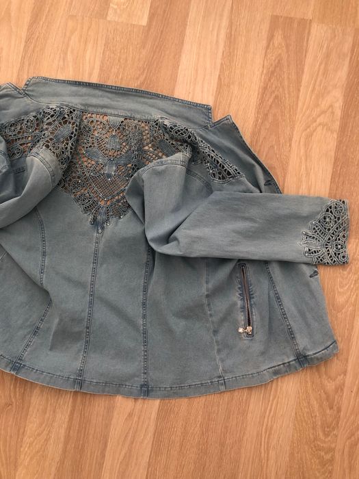 Geaca blugi mărime 42-44, cu model dantela din blugi