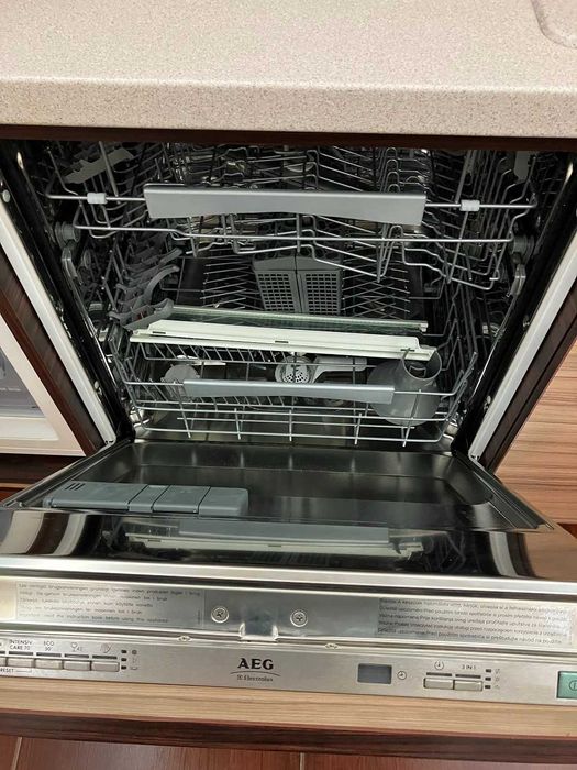 Продавам обзаведен тристаен апартамент