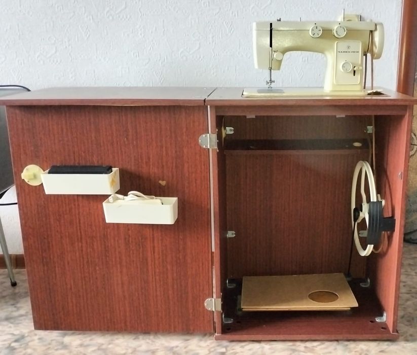 Продам швейную машинку чайка ножная новая
