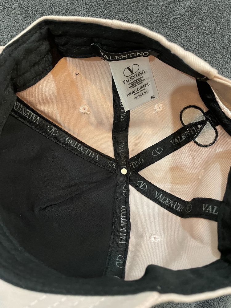 Дамска шапка VALENTINO
