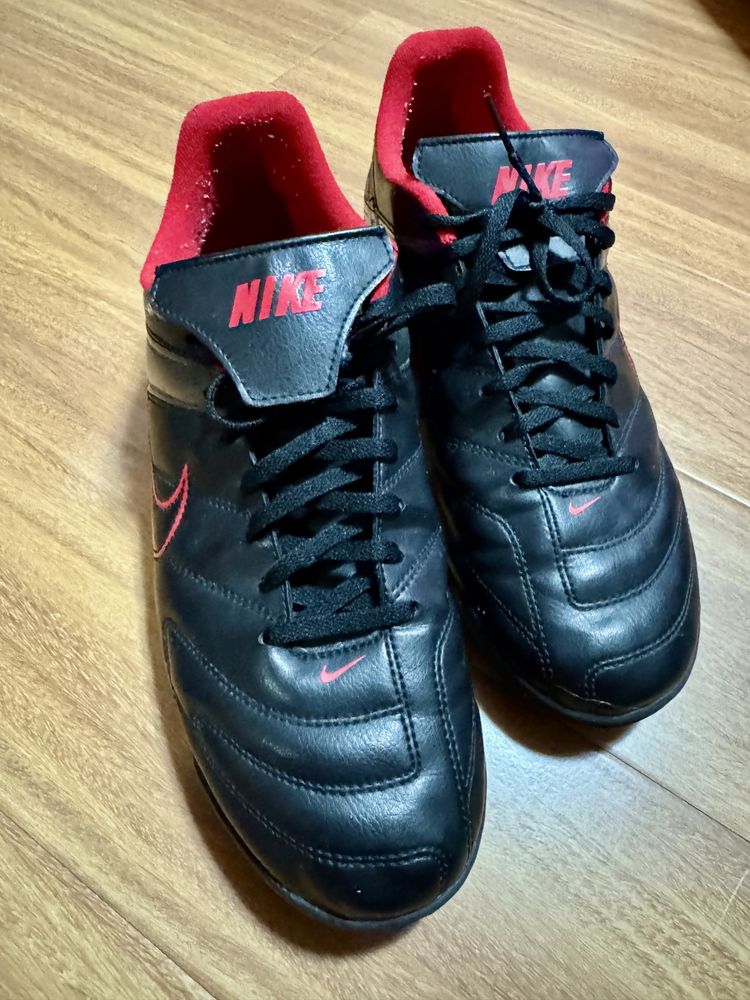 Pantofi sport NIKE fotbal. Marimea 44. Impecabili.
