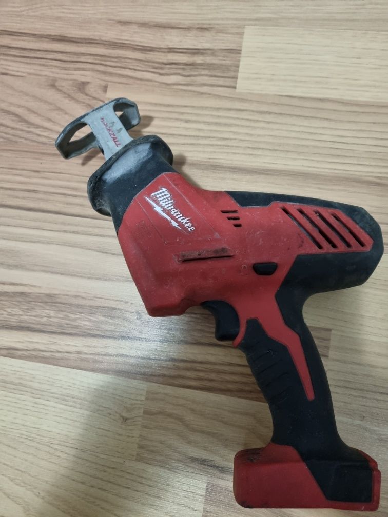 Vand fierăstrău milwaukee sabie m18