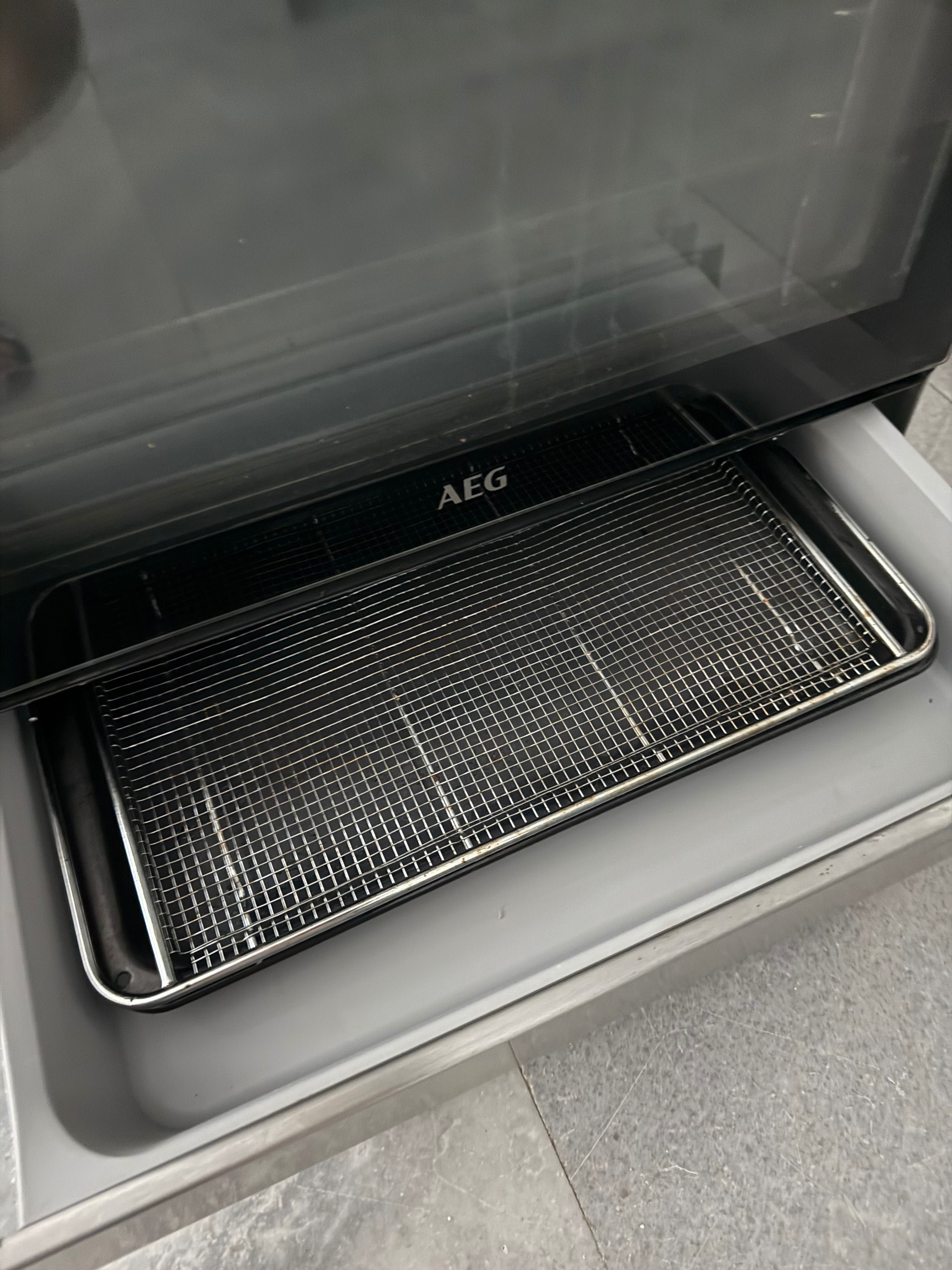 Свободно стояща фурна с керамични котлони AEG