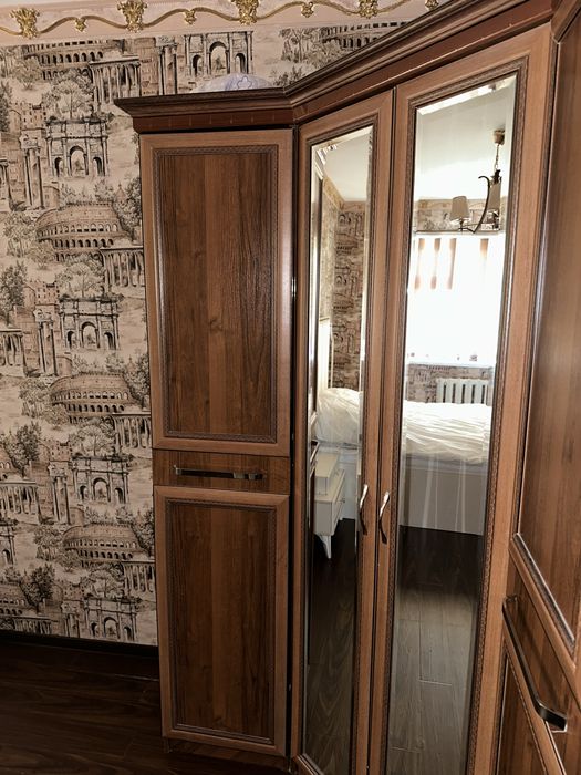 Ugl shkaf sotiladi xolati ideal 140*140 joyga tushadi balandligi 210sm