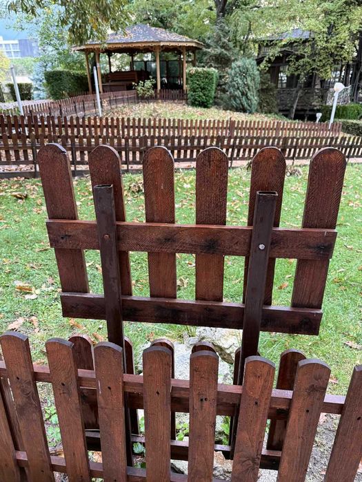 Декоративна дървена ограда