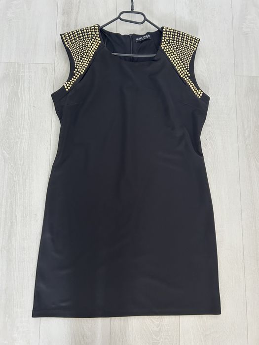 Rochie neagra, cu aplicatii