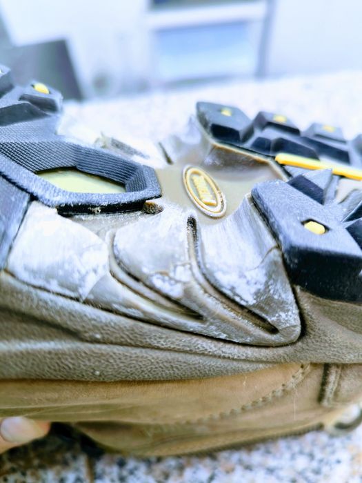 Ghete Lowa Goretex pt lucru talpă fisurată puțin