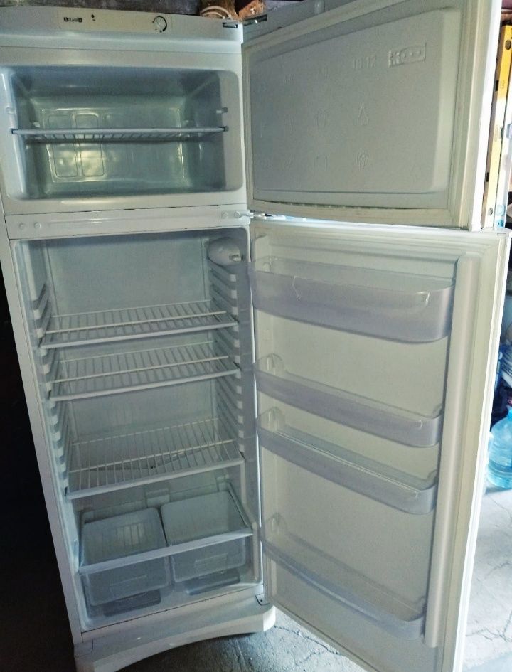 Indesit   холодильник