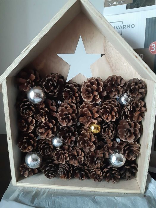 Decorațiune de Crăciun, căsuță de lemn cu conuri brad, cu LED