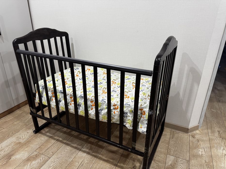 Детская кровать с отличным матрасом, наматрасником и постельным бельем