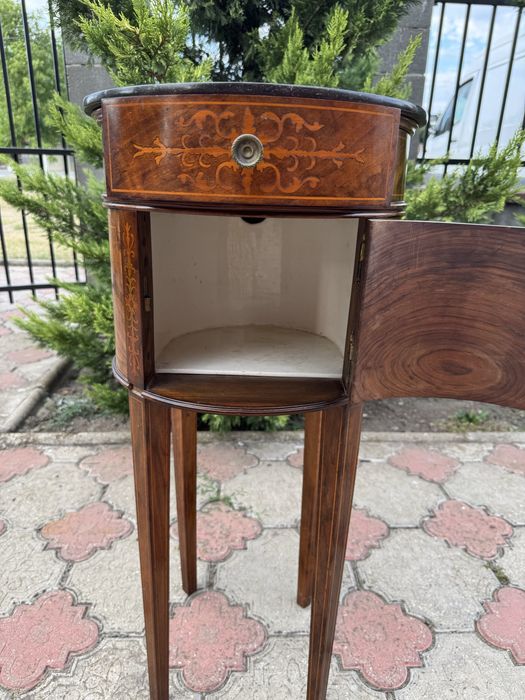 Comodină vintage cu blat de marmură și intarsii – stil Louis XVI