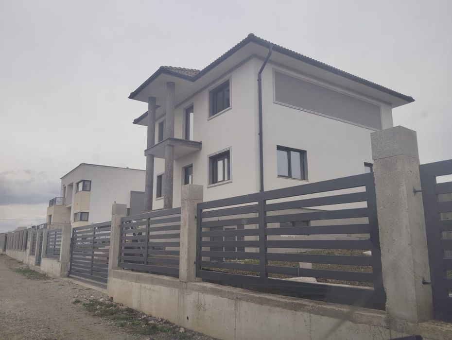 Casa idividuala , 4 camere , 3 bai, garaj, zona Beta Residence