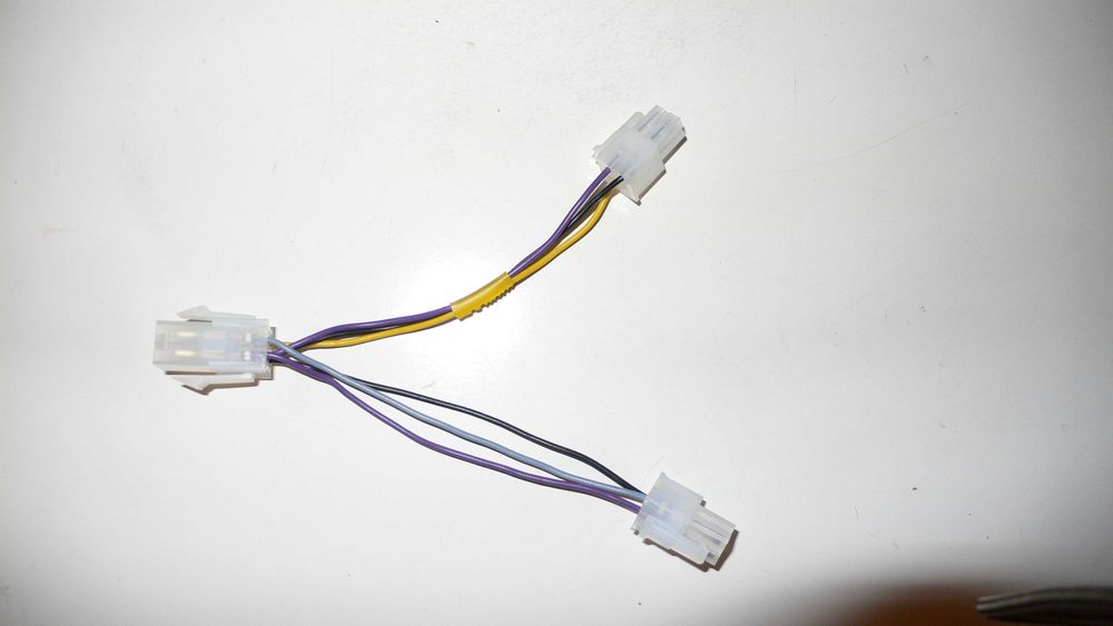 Molex/MDB Connector 1 to 2. Молекс/МДБ Разклонител 1 към 2.