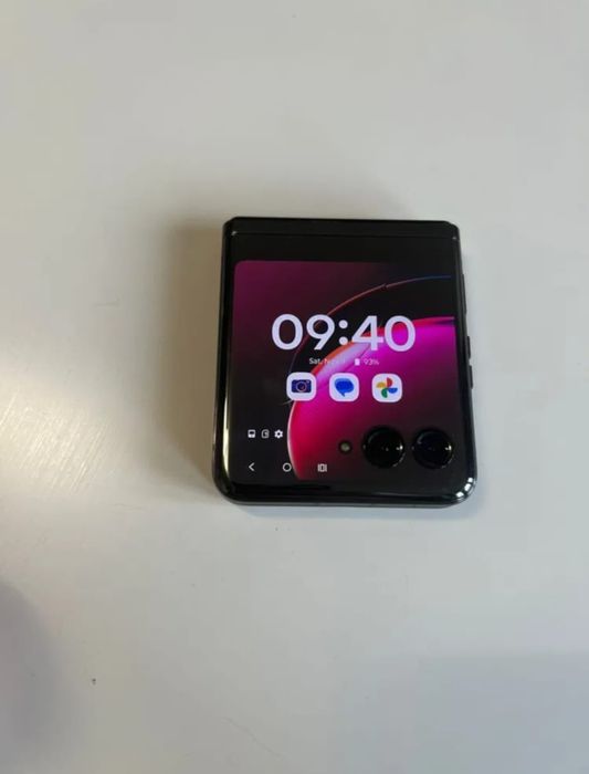 Vând RAZR 40 ultra 256gb infinite black 1400 lei negociabil