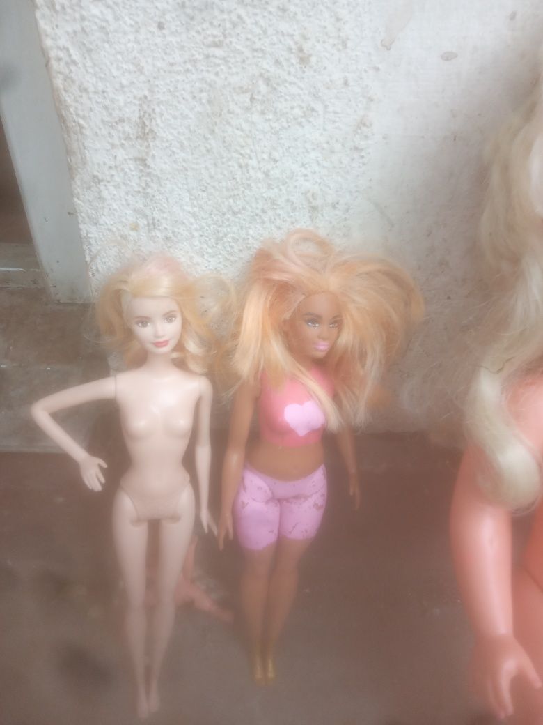 Păpuși Barbie mai multe obiecte