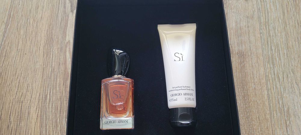 Vand caseta cadou Armani - Si 2 piese edp 30ml + body lotion 75 ml