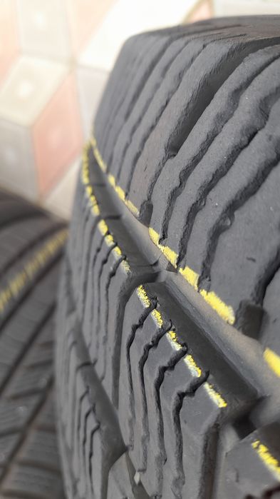 Vând 2 anvelope de iarna 205 65 r16c BARUM aproape noi din 2022