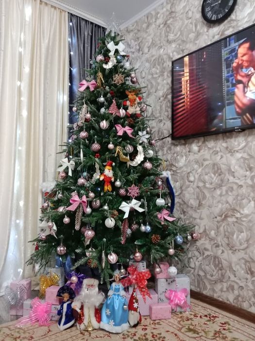 Продам ёлку .с игрушками.две кровати одинаковые.комод все в идеальном