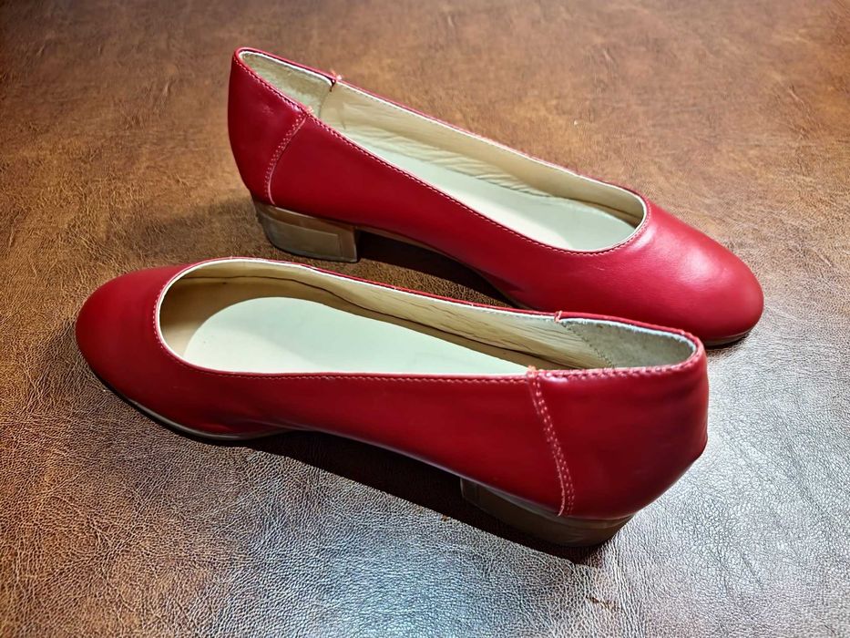 Pantofi roșii din piele, toc de 3 cm, stare foarte bună, mărimea 39-40
